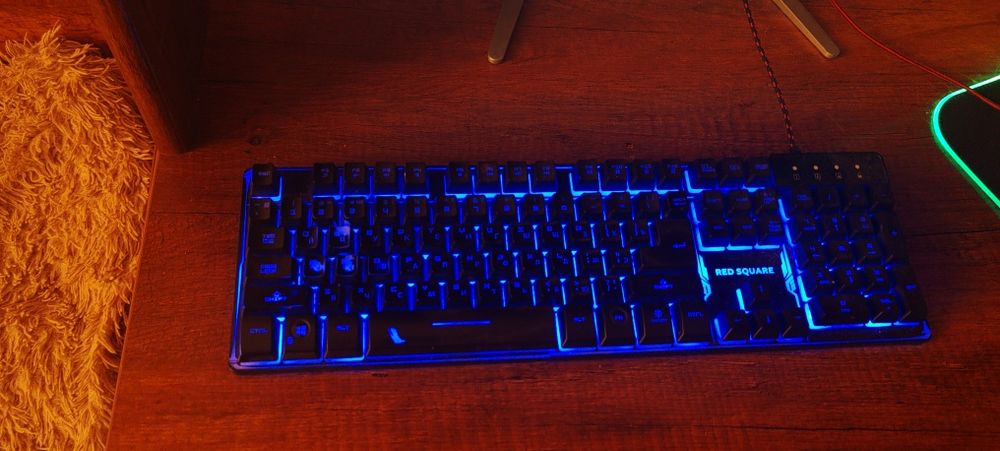 Клавиатура светиться