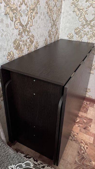 Стол и стулья.     .