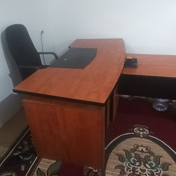 Офис учин стол сотилади