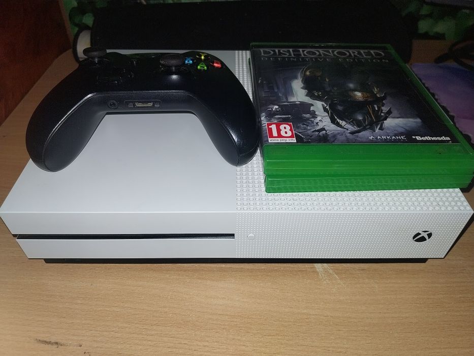 Xbox One S 1TB + un controller si 2 jocuri.