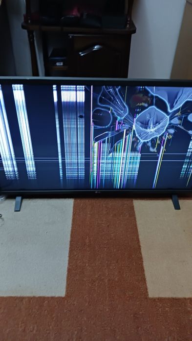LG 32 инча за части, счупена матрица.