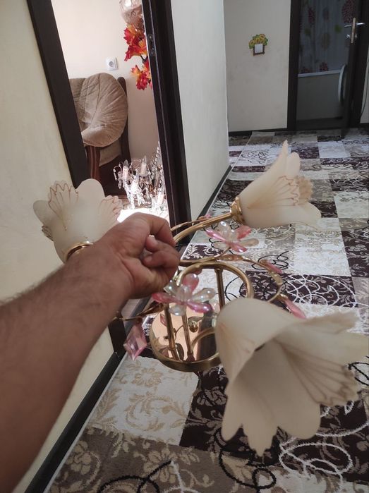 Продаётся люстра трёх плафоновая