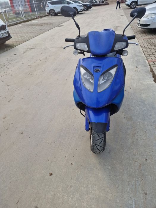 Vând scuter cu toate actele  de 50cc 4t