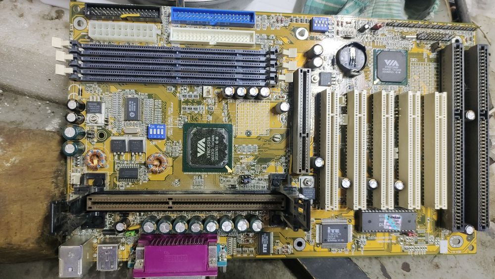 Имеется спрос на радиодетали советского производства .