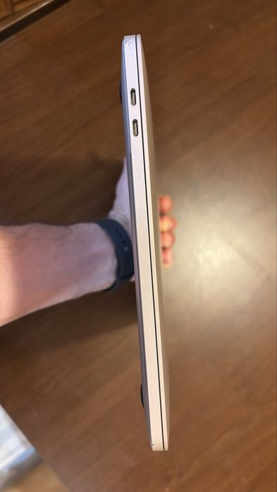 Vând MacBook Pro 13 2020 32GB 1TB