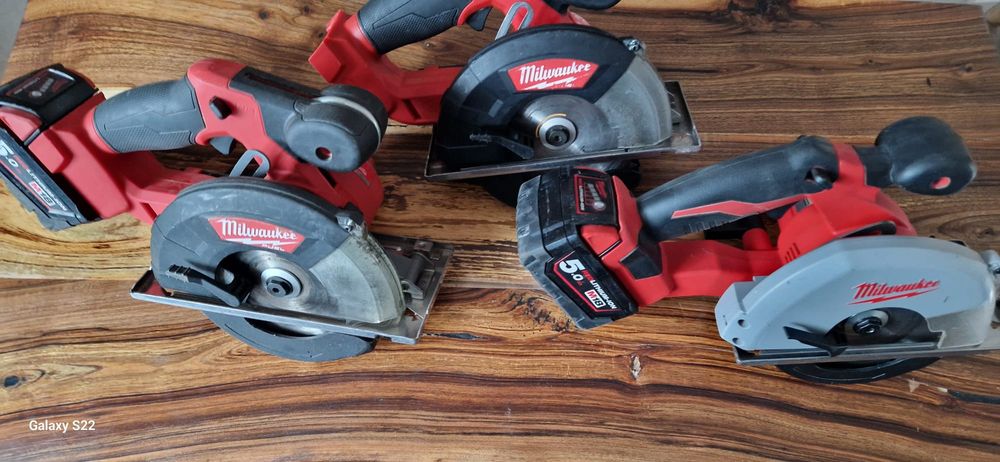 Milwaukee circular pentru metal pe acumulator