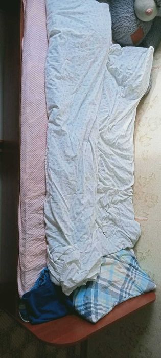 Продам кровать без матраса