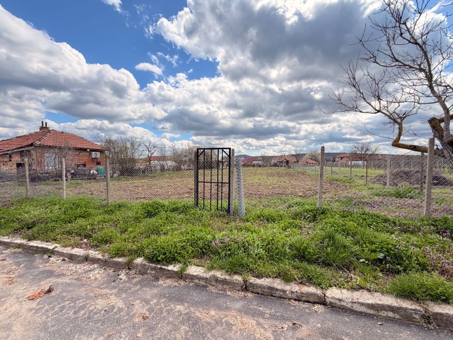 Парцел за застрояване в с. Кривини