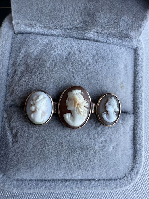 Brosa din argint si camee