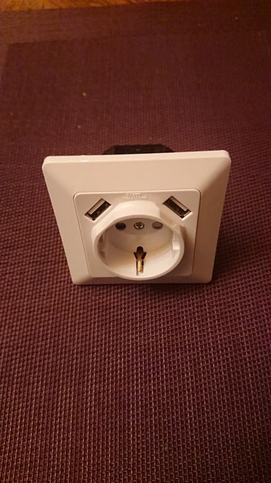 Priza de perete incastrabila cu 2 x usb