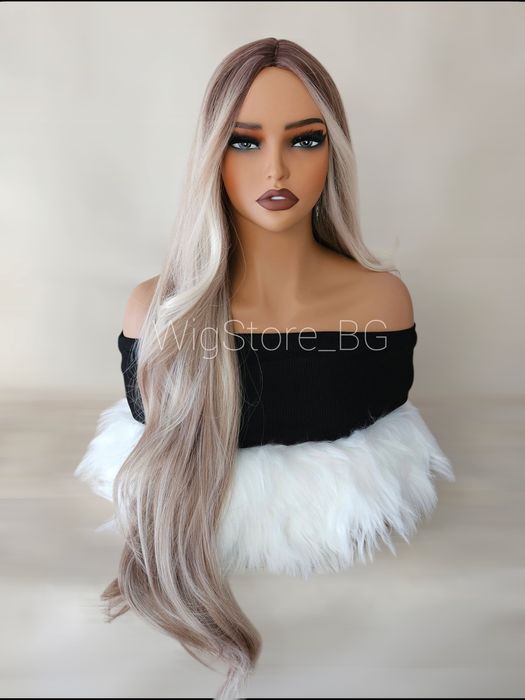 Пепеляво руса перука на леки вълни без бретон