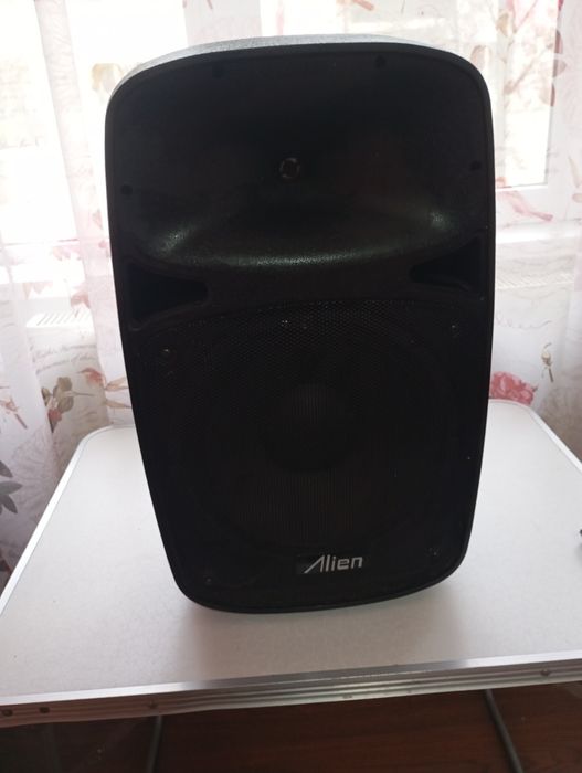 Boxa alien cu alimentare