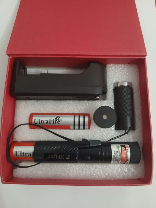 Vând laser pointer 300 mW,cu 2 bateri incluse