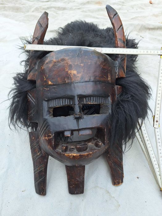 Кукерска маска от дърво и кожа