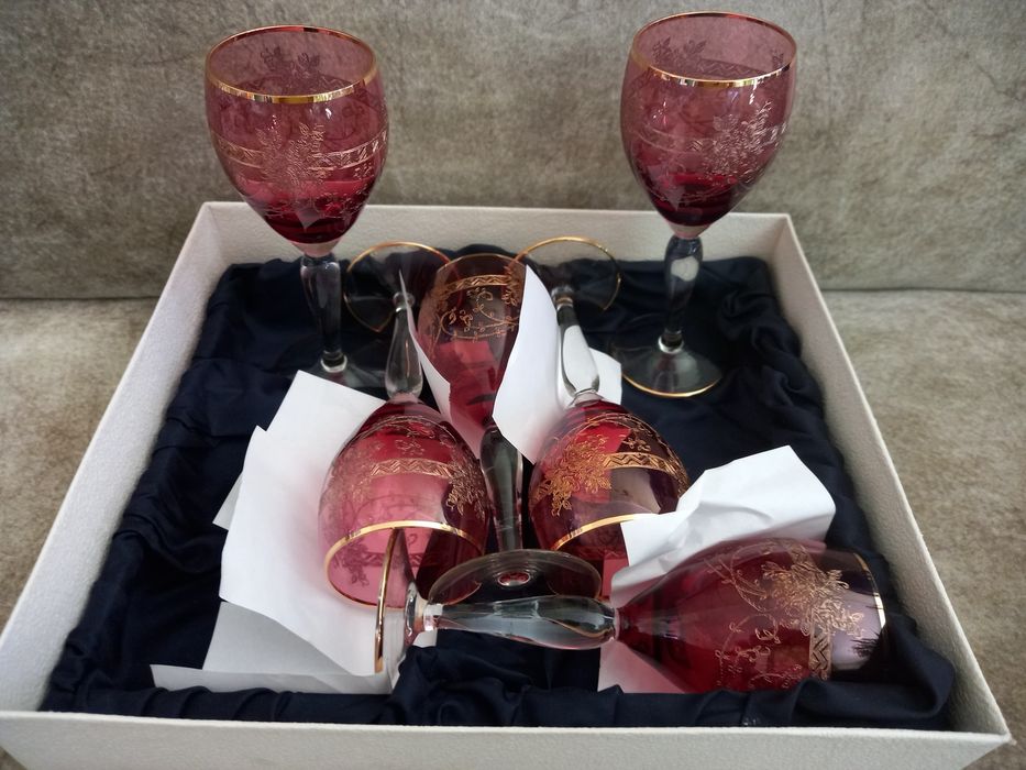 Кристални чаши с високи столчета Гравирани чаши цветно стъкло