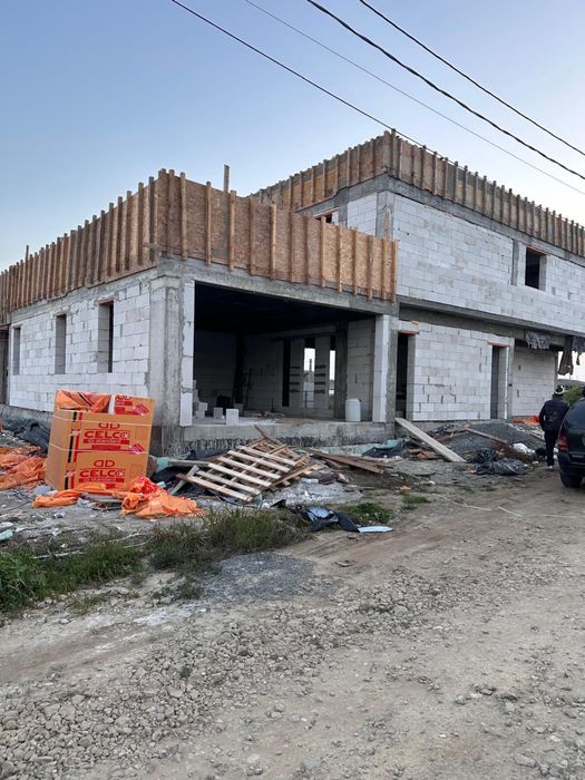 Construim case la rosu si la cheie/ renovari/ instalati sanitare si electrice/ reconsolidari etc