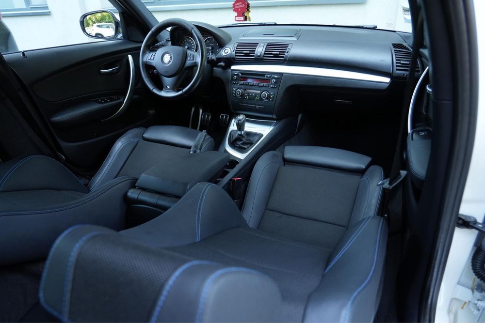 Bmw 118D 2011 M-Packet 2.0Diesel 143cp Euro 5 • Distributie Noua • Garantie 12 Luni Motor Cutie • Transport gratuit la domiciliu • Nr Rosii • Rate