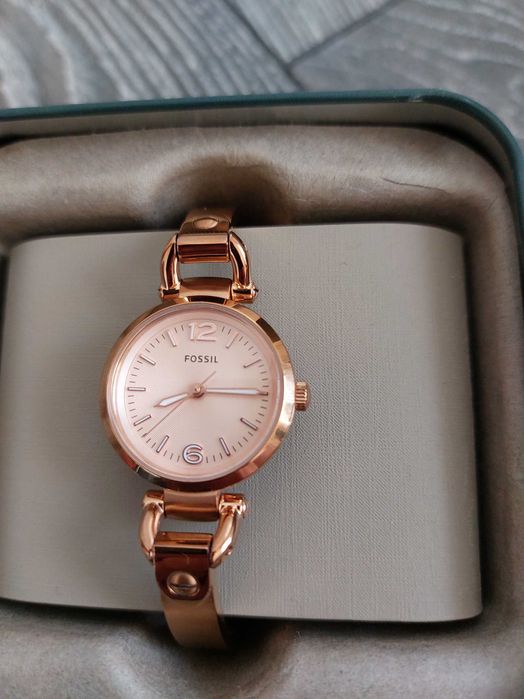 Продавам дамски часовник FOSSIL es3268