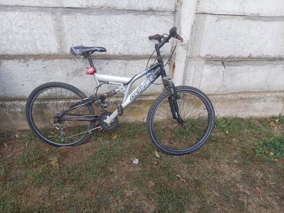 Vând o bicicletă