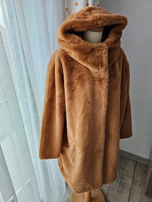 Vând haine de blana ecologica cu gluga foarte ușoare și calduroase noi