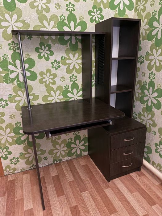 Продам стол компьютерный