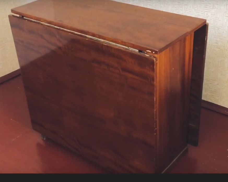 Продам стол книжка полированный. В хорошем состоянии.