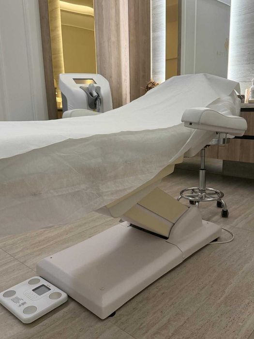 Vând pat cosmetic profesional, ideal pentru salon de înfrumusețare, cabinet de estetică sau cosmetică.