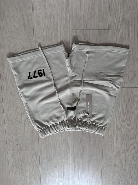 Pantaloni scurți Essentials disponibili în mai multe variante