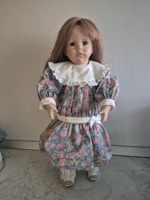 Papusa de portelan semnata Dianna Effner