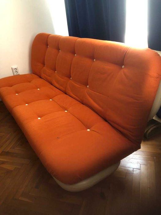 Холна гарнитура бяла кожа и дамаска.