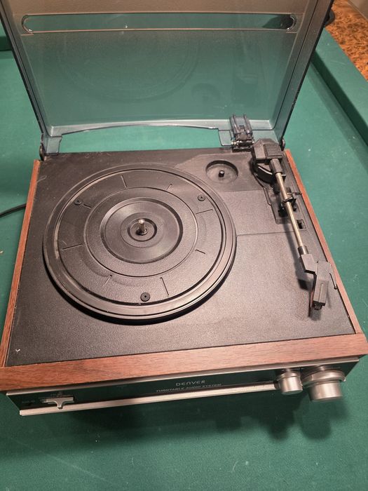 Ретро аудио система и грамофон Denver VPR-190.