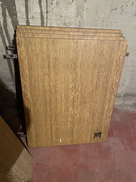 Продавам дървени плоскости и врати от гардероб