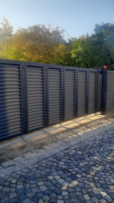 Poarta  cu deschidere la 90 grade,portante sau batante.