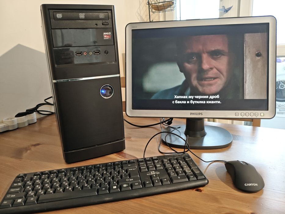 Настолен компютър с монитор