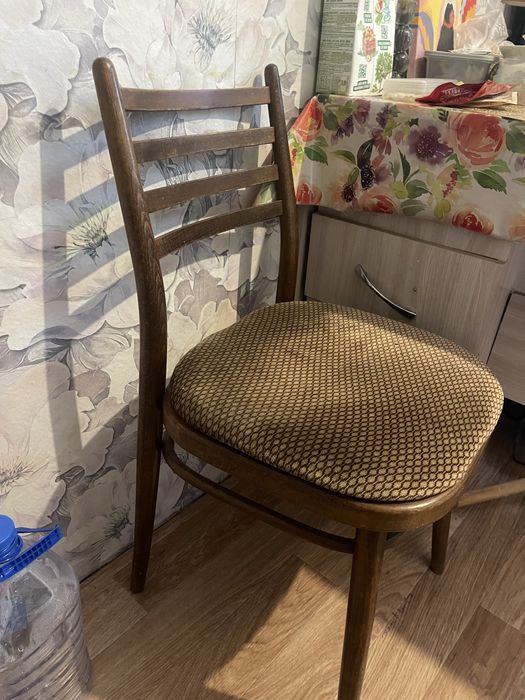 Продам 4 деревянных стула Чехославакия антиквариант