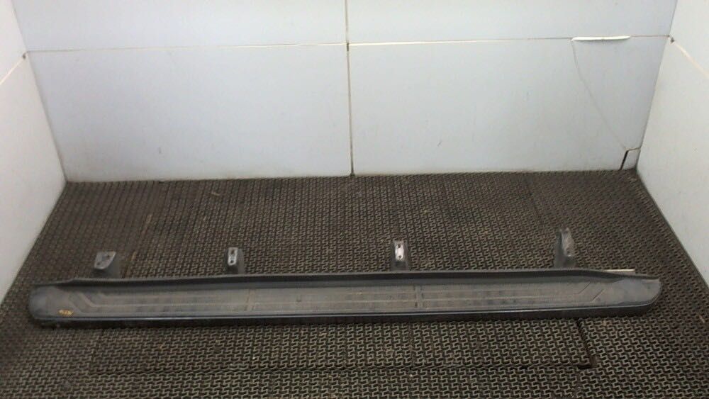 На Toyota Sequoia — Подножки.