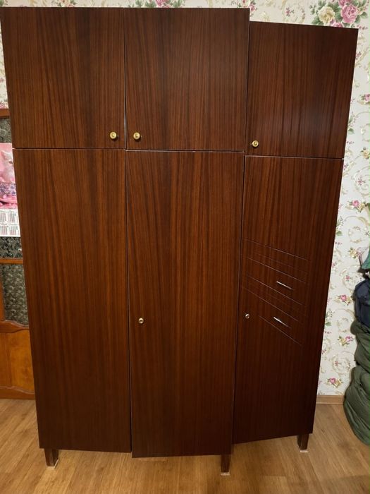 Продам шкаф и стол
