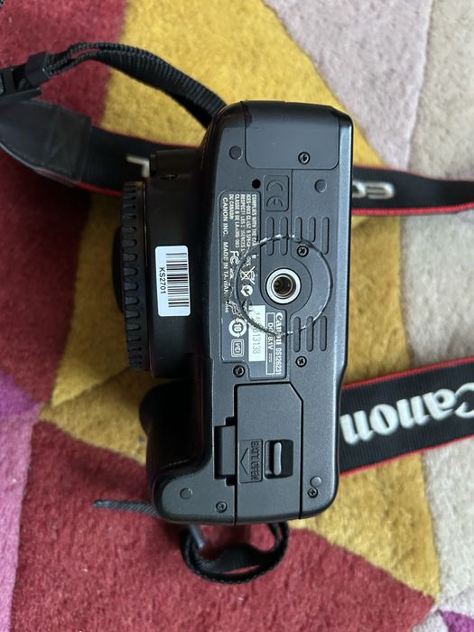 Canon 500D DSLR тяло + батерия + зарядно