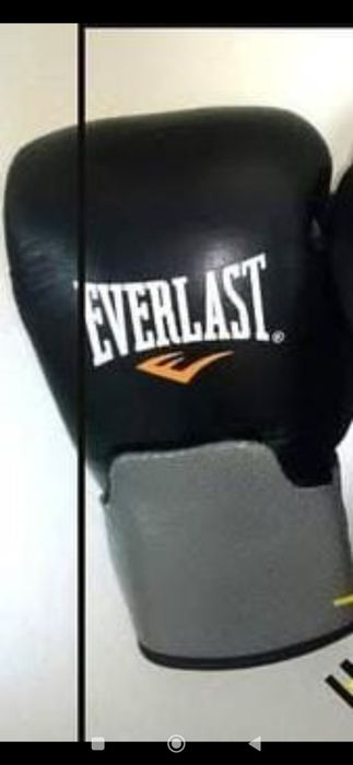 Боксерские перчатки на шнурках.