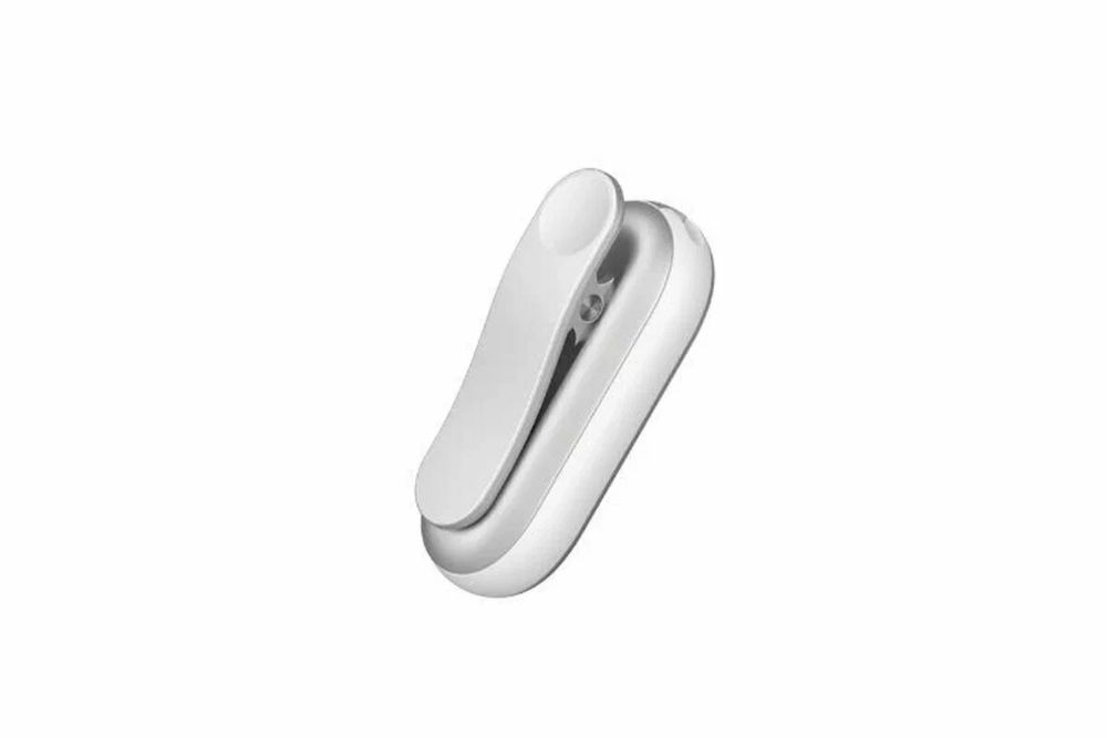PLAUD NotePin — компактный AI-диктофон.