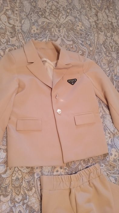 Продам костюм бежевый