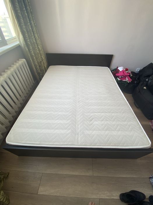 Стильная двуспальная кровать с матрасом в отличном состоянии