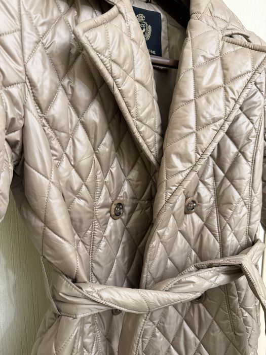 Модный плащ золотой стеганный