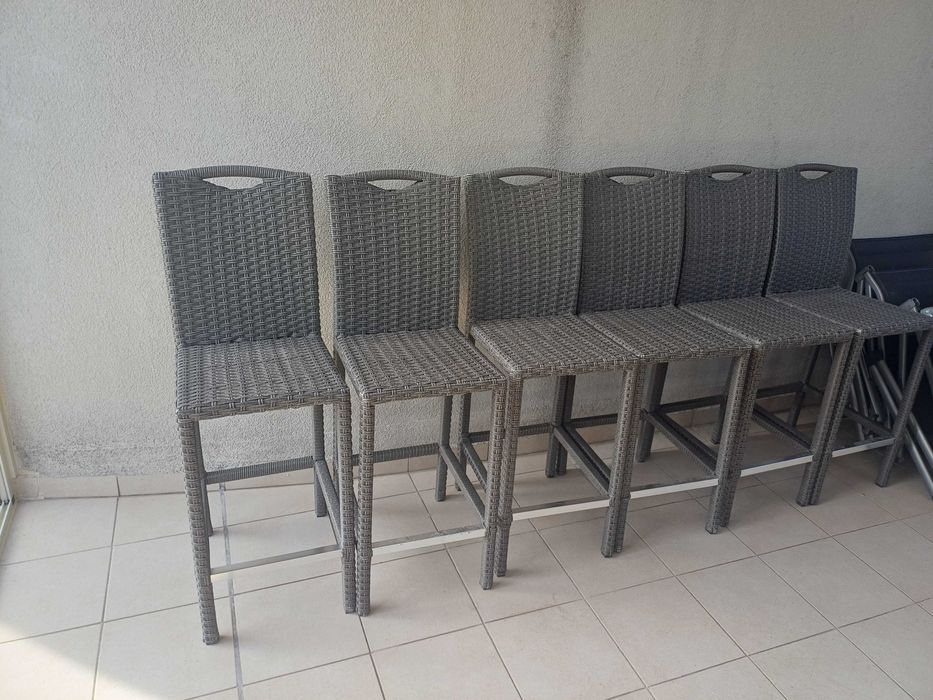 Продавам градински сет от маса и 6 бар стола от естествен ратан