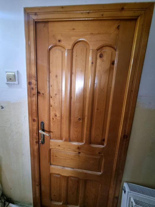 Vand usi din lemn de brad