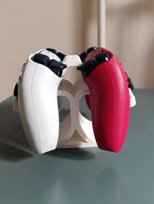Suport Controller PS5 (DualSense) – Printat 3D – Alb / Negru / Roșu