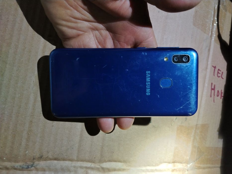 Samsung Galaxy A20e cu displayul spart. Placa este buna. Pentru piese
