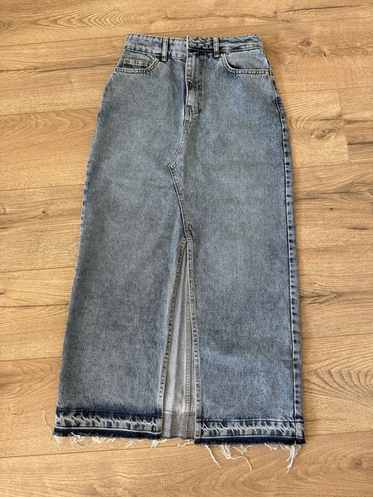 Джинсовая юбка с разрезом