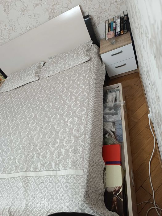 Продается двуспальная кровать с матрасом 2,10*1,85 в хорошем состояний