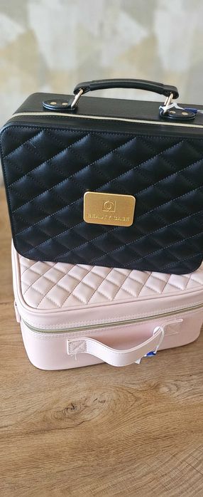 Куфарче за грим с огледало и светлина